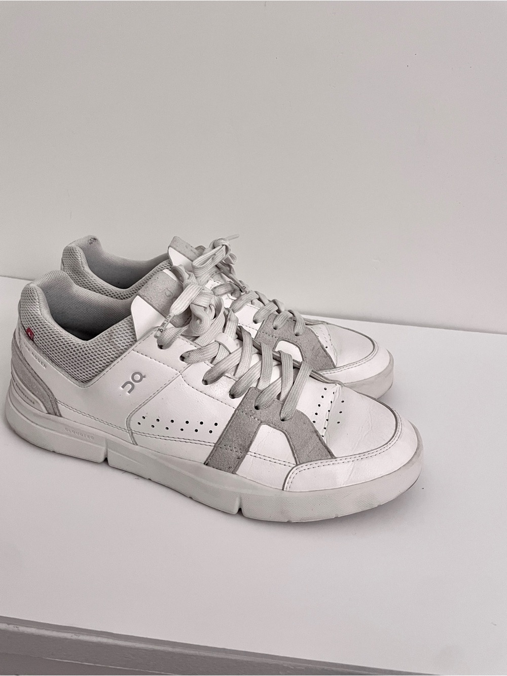 ON The Roger Clubhouse Sneakers Women White Gray Sand